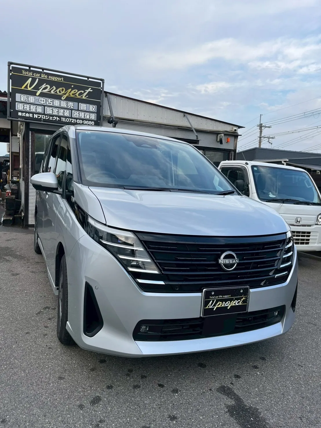 NISSAN    セレナ　フロントバンパー　キズ　凹み　事故　交換　修理　保険　鈑金塗装　磨き　河内長野　狭山　富田林　南大阪　自社整備工場　Nプロジェクト